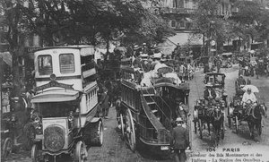 بطاقة بريدية تُظهر محطة شاملة على مفترق طرق Boulevard Montmartre و Boulevard des Italiens ، باريس ، 1905-10 بواسطة مصور فرنسي