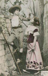 بطاقة بريدية تظهر فتاتين ترتديان زيًا بالكرز ، أُرسلت عام 1913 (صورة ملونة يدويًا) بواسطة مصور فرنسي