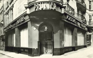 مطعم Prunier (b / w photo) بواسطة مصور فرنسي