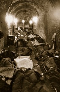 لجأ سكان لوهافر إلى أنفاق القطارات ، سبتمبر 1940 بواسطة مصور فرنسي