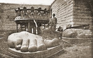 بناء تمثال الحرية ، تفاصيل القدمين ، 1876 بواسطة مصور فرنسي