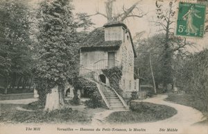 الطاحونة في Hameau de la reine ، وهي ملاذ ريفي تم بناؤه لماري أنطوانيت في حديقة شاتو دو فرساي بالقرب من Petit Trianon. أُرسلت البطاقة البريدية عام 1913. بواسطة مصور فرنسي