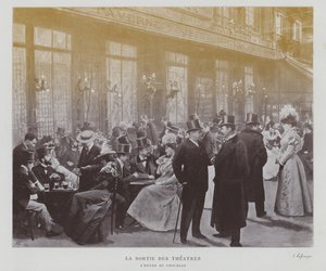 رواد المسرح خارج Taverne Pousset في باريس بعد أداء (صورة بالأبيض والأسود) بواسطة مصور فرنسي