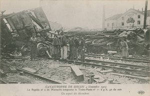 تحطم قطار في ميلون بفرنسا ، 4 نوفمبر 1913. منظر للحطام. أُرسلت البطاقة البريدية عام 1913. بواسطة مصور فرنسي