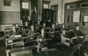 فئة الآلة الكاتبة. أُرسلت البطاقة البريدية عام 1913. بواسطة مصور فرنسي