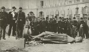 عمود فاندوم ، بعد أن تم هدمه في 16 مايو 1871 (صورة بالأبيض والأسود) بواسطة مصور فرنسي