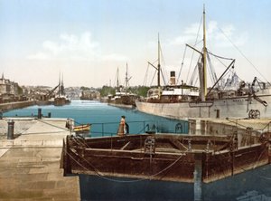 عرض القناة من بوابات القفل في كاين ، 1980-1900 بواسطة مصور فرنسي