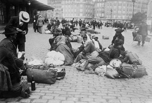 اللاجئون في زمن الحرب ، غار دي ليون ، باريس ، 1914 بواسطة مصور فرنسي