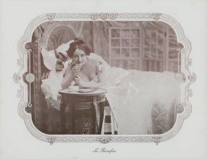 Woman relaxing in bed (b/w photo) بواسطة مصور فرنسي