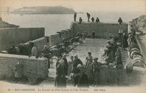 نساء يغسلن الملابس في ميناء لوين. أُرسلت البطاقة البريدية عام 1913. بواسطة مصور فرنسي
