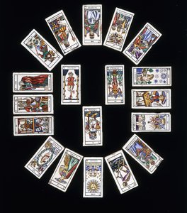 لوحة من البلاط الحجري الفرنسي ، مزينة بسطح من بطاقات Marseilles Tarot ، القرن العشرين بواسطة المدرسة الفرنسية