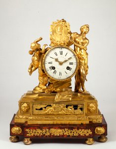 ساعة من طراز Louis XV ormolu mantel مع ميدالية جانبية من Henri IV عقدها Venus بواسطة المدرسة الفرنسية