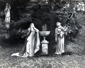 القانون الأول ، المشهد 3 من Pelleas et Melisande بواسطة Debussy ، من صورة الإنتاج الأول في أبريل 1902 من الأوبرا في أوبرا كوميك في باريس ، التوضيح في مجلة المسرح ، يونيو 1902 (لي