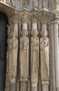Cathedrale de Chartres ، تفاصيل النار اليمنى للخليج المركزي للبوابة الملكية ، من اليسار إلى اليمين ، نبي ، الملك داود ، ملكة ، سليمان بواسطة المدرسة الفرنسية