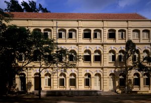 العمارة الاستعمارية في فيتنام: تفاصيل مدرسة Puginier ، المدرسة المسيحية التي أسسها Monsignor Puginier ، التي تم بناؤها عام 1898 ، على الطراز العسكري. بواسطة المدرسة الفرنسية