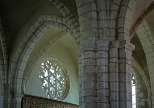 تصوير نافذة الورود على الجدار الشرقي للجنوب بواسطة المدرسة الفرنسية