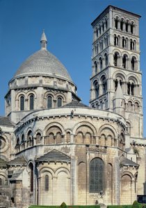 المنظر الخارجي للشيف مع الكنائس العبثية وبرج الجرس ، بني c.1125-1135 بواسطة المدرسة الفرنسية