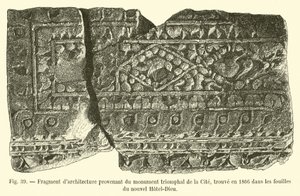 جزء من الهندسة المعمارية من النصب التذكاري للمدينة ، تم العثور عليه عام 1866 في حفريات فندق ديو الجديد بواسطة المدرسة الفرنسية