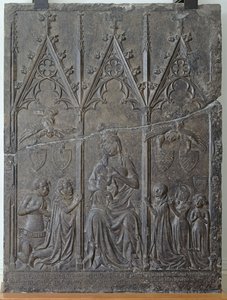لوحة جنائزية لعائلة Sacquespee ، من مقبرة St. Nicaise في أراس ، 1376 (حجر تورناي) بواسطة المدرسة الفرنسية