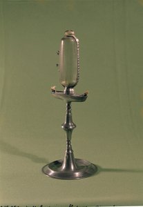 مصباح بالساعة 1677 (بيوتر وزجاج) بواسطة المدرسة الفرنسية