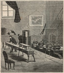 La Liquefaction des gaz dans le labatoire de Raoul Pictet (1878) - راؤول بيير بيكتي (1846-1929) عالم فيزيائي سويسري ، أجرى تجربة لتسييل غاز الهيدروجين وترسيخه ، ودرس خصائص المواد في درجات حرارة منخفضة - نقش في "Scie" بواسطة المدرسة الفرنسية