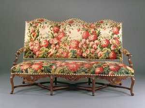 Louis XIV Canape ، c.1710 (الجوز والنسيج المنحوت) (انظر أيضًا 220170) بواسطة المدرسة الفرنسية