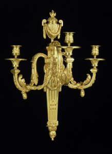 واحد من زوج لويس السادس عشر أضواء الجدار ثلاثة فروع ، c.1775 (ormolu) بواسطة المدرسة الفرنسية