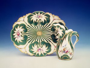 صحن و ابريق بزخرفة الزهور سيفرس (بورسلين)