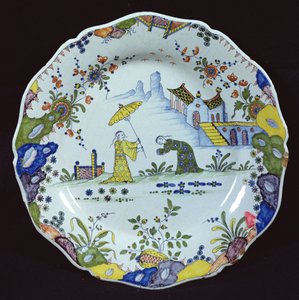 صحن ، مزين بأسلوب Chinoiserie ، تم إنشاؤه في Rouen (سيراميك) بواسطة المدرسة الفرنسية
