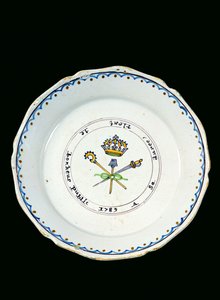 طبق مزخرف بثلاث أوامر تحت التاج الملكي 1789 (خزفي) بواسطة المدرسة الفرنسية