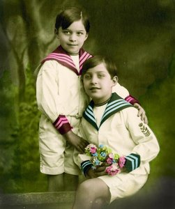 صورة لصبيين c.1898 (صورة ملونة يدوياً) بواسطة المدرسة الفرنسية