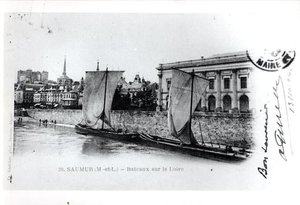 بطاقة بريدية تصور المراكب على نهر لوار في سومور بفرنسا قبل عام 1914 (صورة بالأبيض والأسود) بواسطة المدرسة الفرنسية