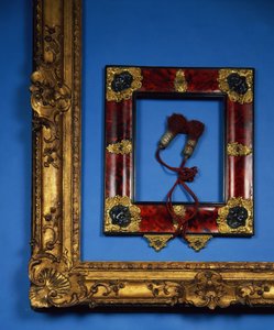 إطار ريجنسي عكسي مع ormolu وحوامل فضية منقوشة إلى الزوايا والمراكز مع شرابات أصلية (ذبلية)