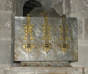 مسكن يحتوي على بقايا القديس بينوا ، وُضع في سرداب عام 1108 (معدن) بواسطة المدرسة الفرنسية