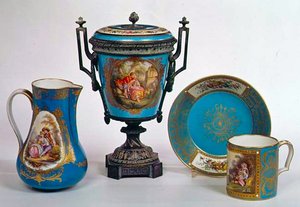 Sevres إبريق سيليست أزرق ، قدح ، جرة وصفيحة ، كل القرن الثامن عشر (الخزف)