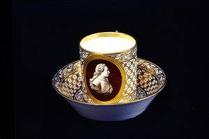كأس سيفر وصحن مع دمية لويس السادس عشر ، ج 1775 (الخزف) بواسطة المدرسة الفرنسية