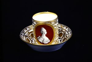 كأس وصحن سيفر مع دمية ماري أنطوانيت ، c.1773-4 (الخزف)