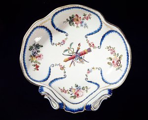 صحن سيفرس مزين بفيونكة وسهام ، 1762 (قيشاني) بواسطة المدرسة الفرنسية