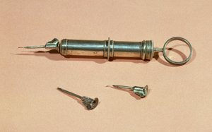 حقنة اخترعها تشارلز غابرييل برافاز (1791-1853) في عام 1853 مع إبر مختلفة بواسطة المدرسة الفرنسية