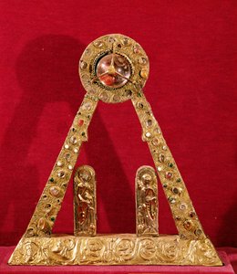The A of Charlemagne (742-814) (ذهب ، مينا ، لآلئ وأحجار كريمة)