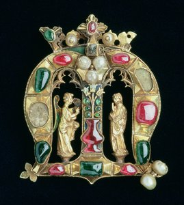 The Hylle Jewel ، في شكل حرف M الأولي اللومباردي المتوج بأشكال البشارة ، أواخر القرن الرابع عشر (مجموعة من الفضة المذهبة مع الياقوت والماس والزمرد واللؤلؤ) بواسطة المدرسة الفرنسية