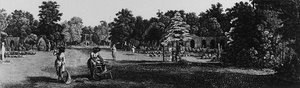 حدائق كارلتون هاوس ، بال مول ، من 'Jardins Anglo-Chinois: تفاصيل des Nouveaux Jardins a la Mode' ، بقلم جورج لويس لو روج ، نُشرت حوالي 1770-187 (نقش) (صورة بالأبيض والأسود) بواسطة المدرسة الفرنسية