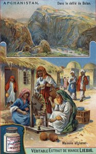 في الأعلى: موكب بولان في أفغانستان. في الأسفل: نساء أفغانيات ينسجن الصوف أمام بيوتهن. الطباعة الحجرية الملونة في القرن التاسع عشر. بواسطة المدرسة الفرنسية