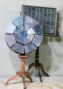 مرآة مركزة متغيرة صممها جاك ألكسندر سيزار تشارلز (1746-1823) ويستخدمها جورج لويس لوكلير (1707-88) كومت دي بوفون في تجاربه على اندماج الرصاص (الخشب والزجاج) بواسطة المدرسة الفرنسية