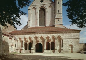 منظر لرواق مدخل دير Cistercian ، بني 1140-60 بواسطة المدرسة الفرنسية