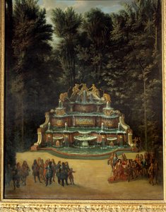 منظر لنافورة البوفيه المائي في حدائق جراند تريانون عام 1713. في المقدمة: لويس الرابع عشر في منتزه بينتور دي تشارلز شاتلين. القرن ال 18. خافت. 2،96x1،42 م. فرساي وقلاع فرساي وتريانون بواسطة المدرسة الفرنسية