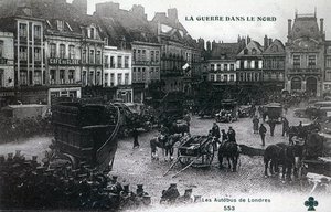 الحرب في الشمال: حافلات لندن التابعة لقوة الاستكشاف البريطانية في الساحة الرئيسية في بيتون عام 1915 (فوتوليثو) بواسطة المدرسة الفرنسية