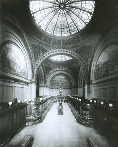مصرف National Park Bank Interior ، مدينة نيويورك ، 1910 (الصورة الفضية الجيلاتينية) بواسطة جي بي هول وابنه