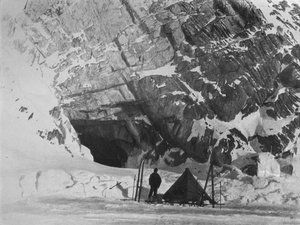 ليفيك خارج المعسكر في بينيلوب بوينت ، 1912 ، 1913