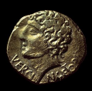 ستاتير الذهب الغالي (Arvernes) لديه تمثال فرسن جتريكس (72-46 قبل الميلاد) المنبعث في 52 قبل الميلاد. باريس ، ب.